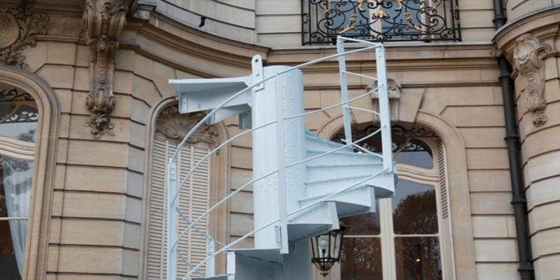 فرنسا: بيع جزء من درج برج إيفل مقابل 169 ألف يورو في مزاد بباريس